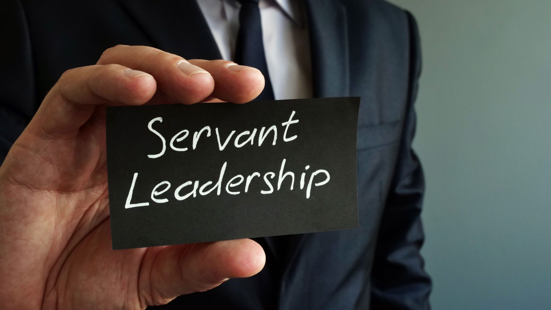 サーバントリーダーシップとは「リーダーの目標は奉仕することである」というリーダーシップ哲学です。